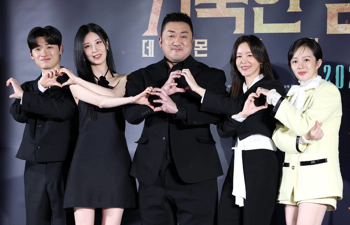 배우 이다윗(왼쪽부터)과 서현, 마동석, 경수진, 정지소가 지난달 2일 서울 광진구 롯데시네마 건대입구에서 열린 영화 '거룩한 밤: 데몬 헌터스’(감독 임대희) 제작보고회에서 포즈를 취하고 있다. '거룩한 밤: 데몬 헌터스'는 악을 숭배하는 집단에 의해 혼란에 빠진 도시, 특별한 능력을 가진 어둠의 해결사 ‘거룩한 밤’ 팀 바우(마동석 분), 샤론(서현 분), 김군(이다윗 준)이 악의 무리를 처단하는 오컬트 액션 영화다 / 뉴스1