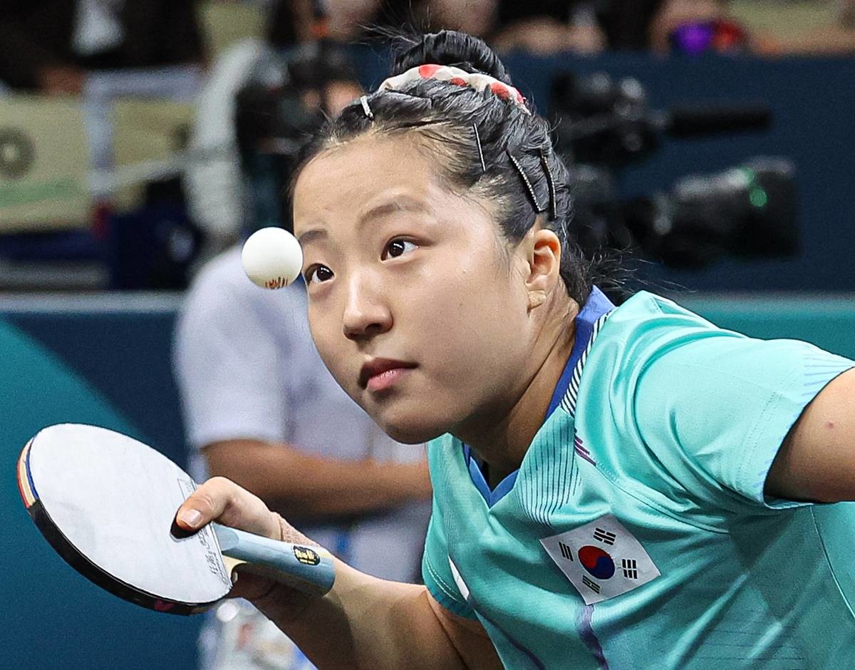 대한민국 탁구 대표팀 신유빈이 2024년 8월 10일(한국시간) 프랑스 파리 사우스 파리 아레나4에서 열린 '2024 파리올림픽' 탁구 여자 단체 동메달 결정전 독일의 완위안, 샤샤오나와 맞대결을 펼치고 있다. 기사와 무관한 자료 사진 / 뉴스1