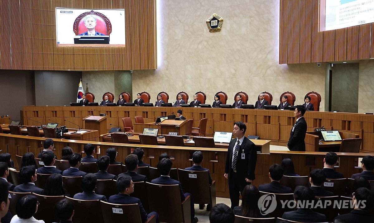 조희대 대법원장을 비롯한 대법관들이 1일 서울 서초구 대법원에서 더불어민주당 이재명 대선 후보의 공직선거법 위반 사건 상고심 선고를 위해 참석해 있다 / 연합뉴스