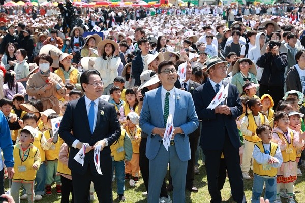 어린이, 청년, 청소년 등 보성군민 모두가 독도는 우리땅’ 플래시몹에 맞춰 태극기를 흔들고 있다.