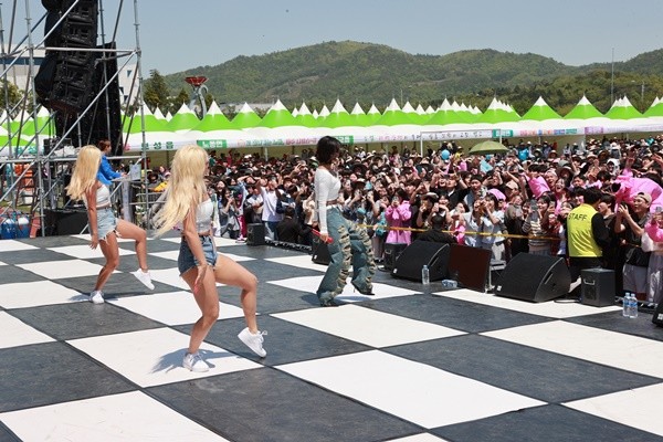 보성통합축제이 열린 가운데 놀고먹고즐기장 워터페스타 효린 공연이 한창이다.