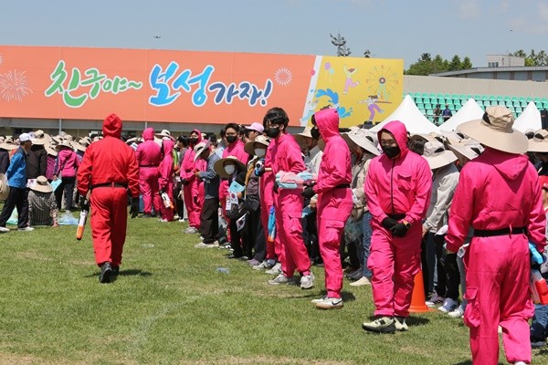 제48회 보성군민의 날을 맞아 전 군민 오징어게임이 진행되고 있다.