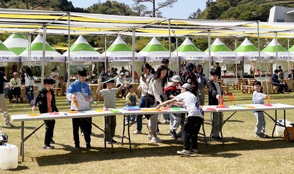 한국차문화공원 잔디광장 비눗방울 키즈 놀이터에서 아이들이 함께 어울려 놀고 있다.