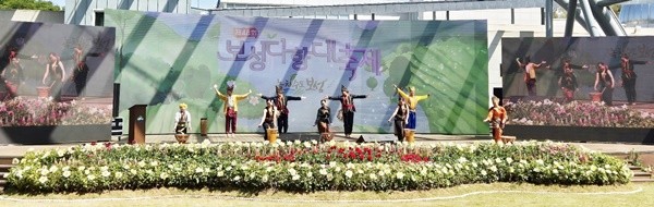 한국차문화공원 잔디광장 주무대에서 말레이시아 예술단의 전통 공연이 진행되고 있다.