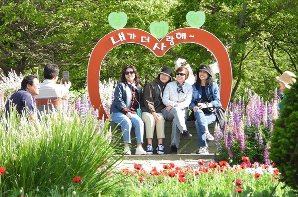 함평나비축제장을 찾은 관람객들이 기념촬영을 하고있다.