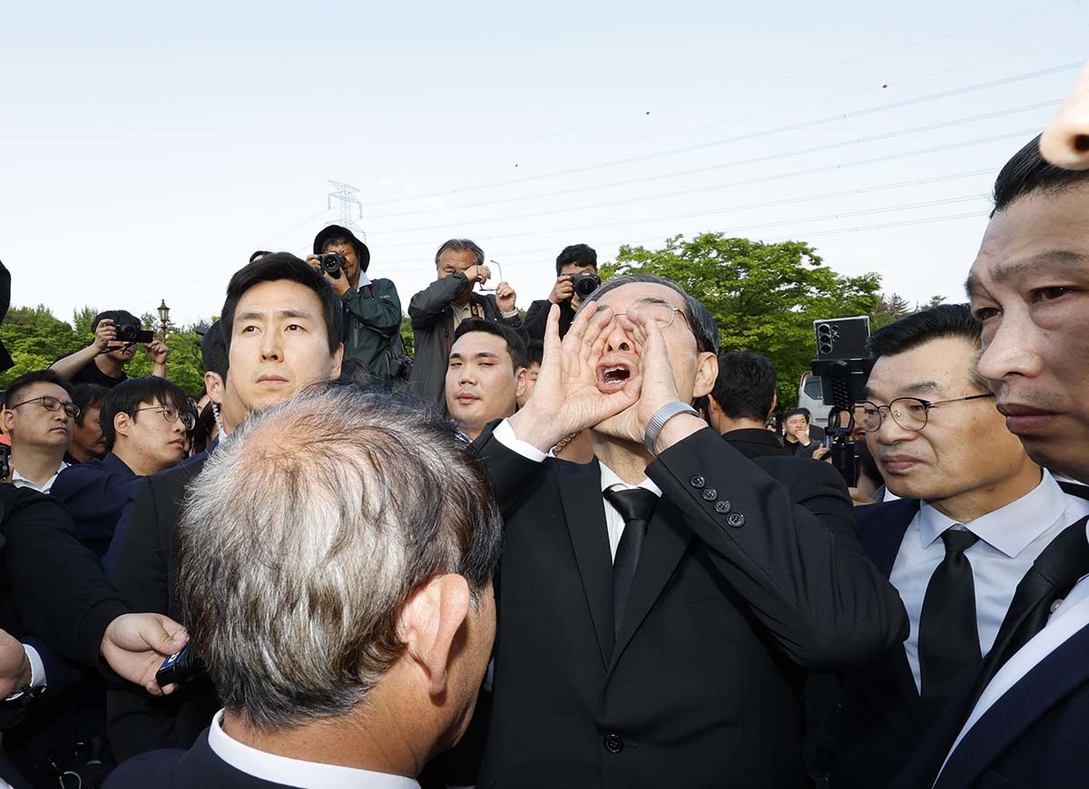 한덕수 전 국무총리가 2일 오후 광주시 국립5.18민주묘역에 참배하려다 시민단체 반발로 입장이 막히자 '나도 호남사람입니다'라고 외치고 있다. / 뉴스1