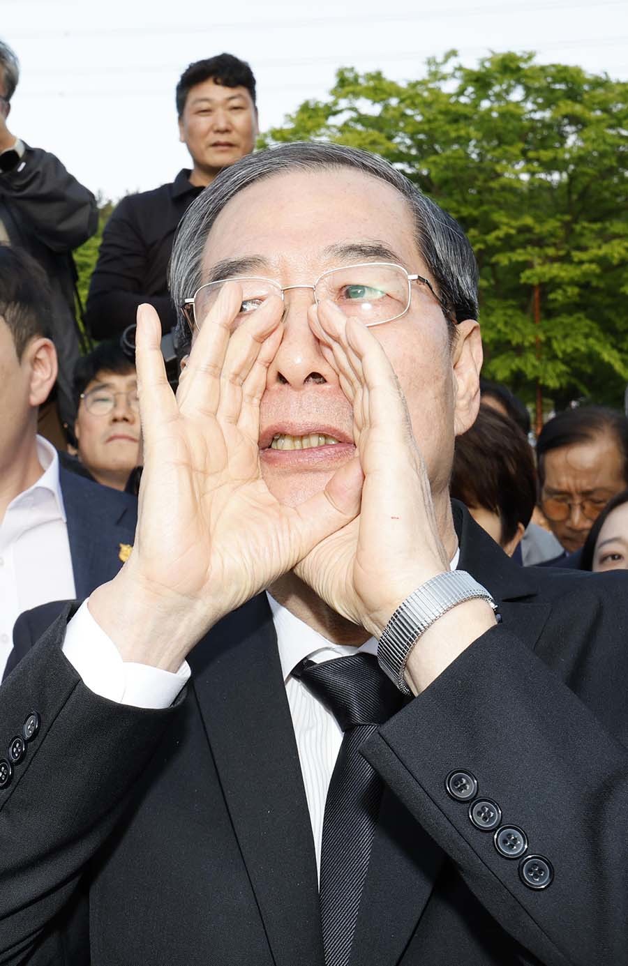 한덕수 전 국무총리가 2일 오후 광주시 국립5.18민주묘역에 참배하려다 시민단체 반발로 입장이 막히자 '나도 호남사람입니다'라고 외치고 있다. / 뉴스1