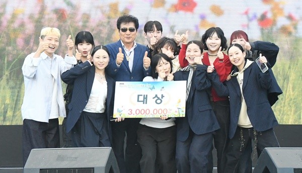 제27회 함평나비대축제 전국 나비댄스 경연대회 대상을 차지한 '앤프'팀이 이상익 군수와 기념촬영을 하고 있다. / 노해섭 기자