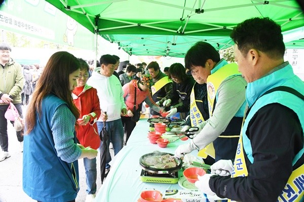 함평나비축제장을 찾은 관광객들이 함평한우고기 시식을 하고있다.