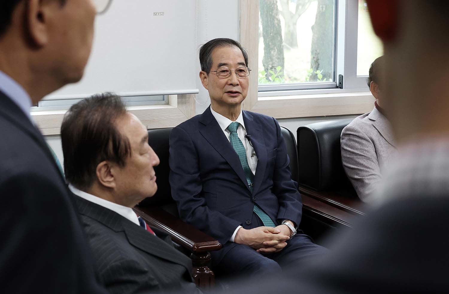 한덕수 무소속 대선 예비후보가 3일 오후 서울 영등포구 헌정회에서 정대철 헌정회장을 예방하며 대화를 나누고 있다. / 뉴스1