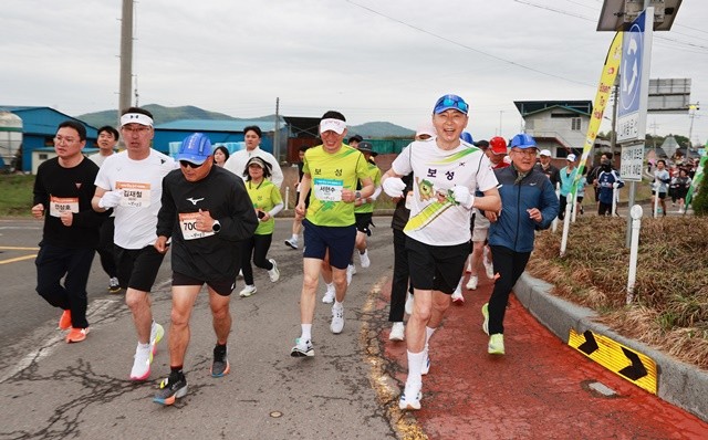 김철우 군수와 마라토너들이 힘차게 달리고 있다.