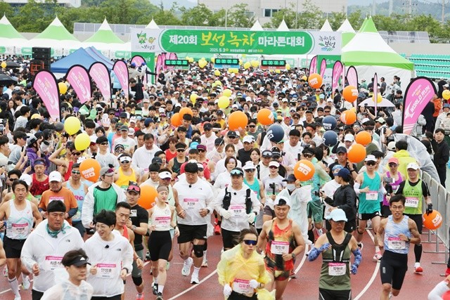 보성녹차마라톤대회 참가 선수들의 발걸음이 시작되었다.