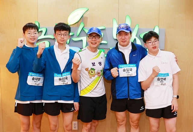 김철우 보성군수와 배우 송일국과 아들인 대한 민국 만세가 함께 보성녹차마라톤대회 파이팅을 외치고 있다.