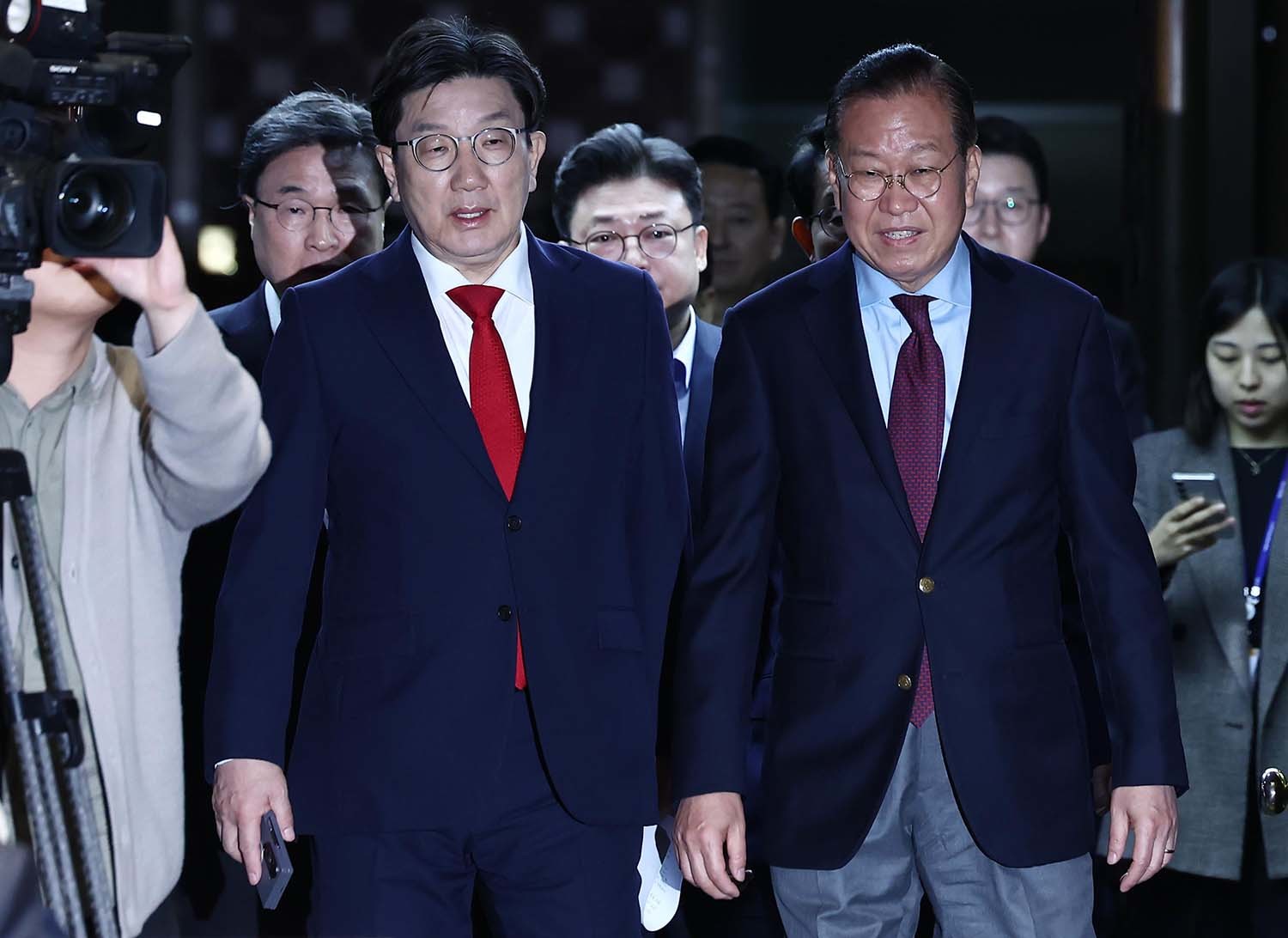국민의힘 권영세 비상대책위원장과 권성동 원내대표가 5일 국회에서 열린 의원총회에 입장하고 있다.  / 뉴스1