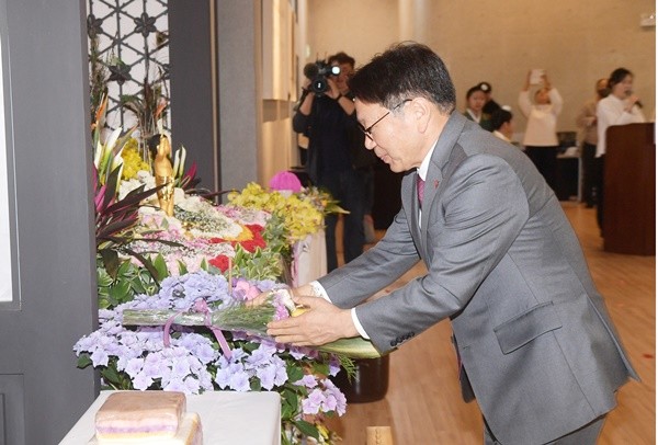 강기정 광주광역시장이 불기 2569년 ‘부처님 오신 날’인 5일 서구 무각사에서 열린 봉축법요식에 참석해 헌화하고 있다./광주광역시 제공