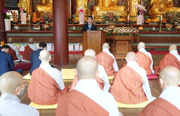 김영록 전라남도지사가 5일 순천 송광사에서 열린 ‘불기 2569년 부처님 오신날 봉축 법요식’에서 축사를 하고 있다.