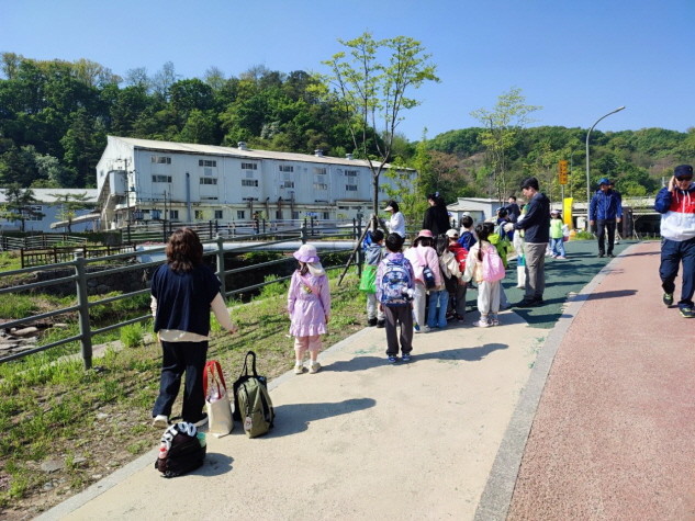 상하동 EM 흙공 던지기 생태하천 정화활동. / 용인특례시