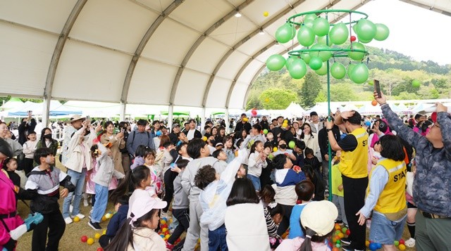 한국차문화공원 잔디광장에서 어린이들이 팀전으로 풍선 팡팡 게임에 참여하고 있다.