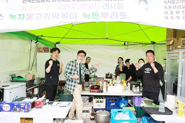 보성의 특산물을 활용한 ‘다인정’은 녹돈으로 만든 ‘녹돈가스  녹돈불고기떡볶이  녹돈부리또’를 팔고 있다.