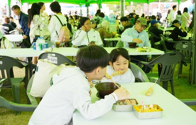 보성다향대축제를 찾은 관광객들이 먹거리 부스를 이용해 식사를 하고 있다.