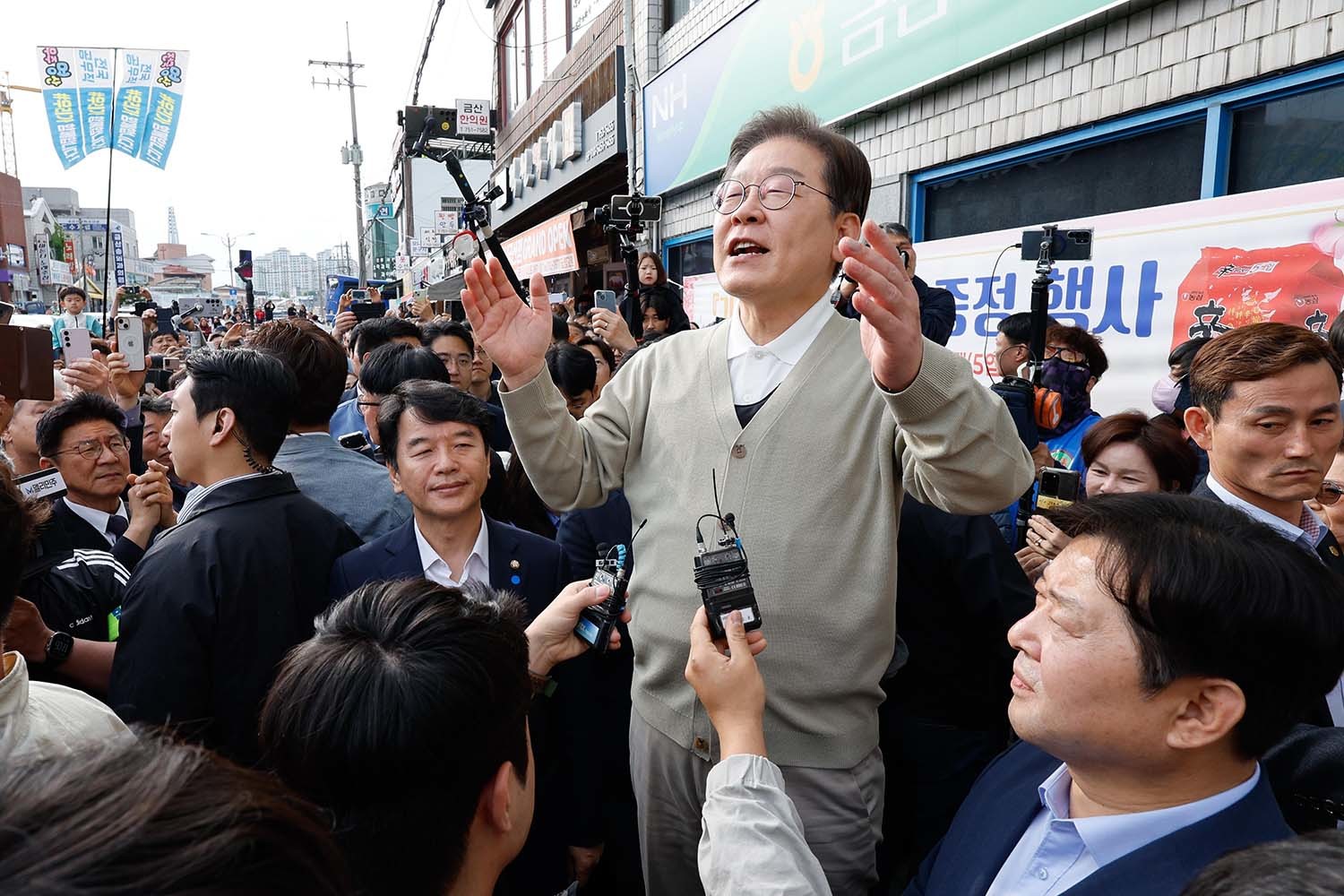 이재명 더불어민주당 대통령 후보가 골목골목 경청투어 이틀차인 6일 오후 충남 금산군 금산로를 찾아 즉흥 연설하고 있다. / 뉴스1