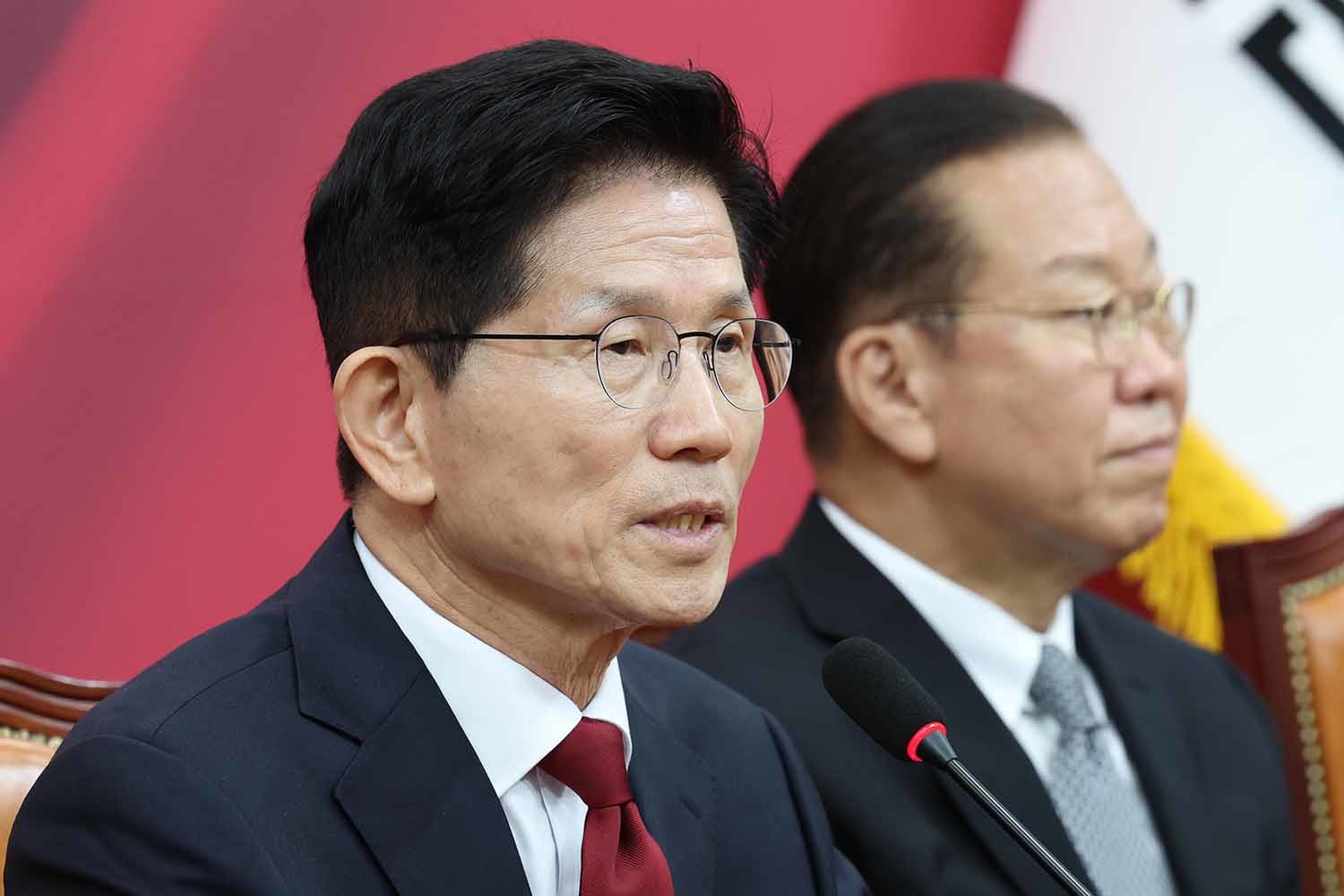 김문수(왼쪽) 국민의힘 대통령 후보가 4일 오전 서울 여의도 국회에서 열린 선거대책위원회 회의에 참석해 발언하고 있다. 오른쪽은 권영세 비상대책위원장. / 뉴스1