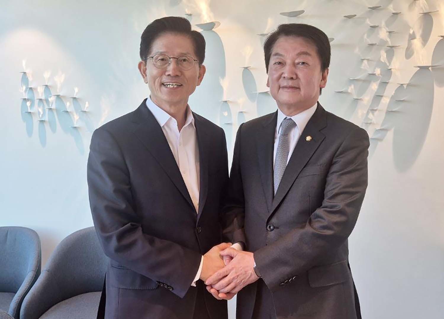 김문수 국민의힘 대통령 후보와 안철수 의원이 7일 오후 서울 여의도 모처에서 면담을 하고 있다. / 안철수 의원실 제공