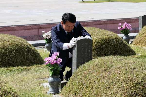 이정선 교육감을 비롯한 간부 공무원 35명이 7일 제45주년 5·18민주화운동을 앞두고 국립5·18민주묘지를 방문해 참배했다. 이정선 교육감이 희생자의 묘소를 찾아 희생자를 추모했다. / 사진 광주광역시교육청