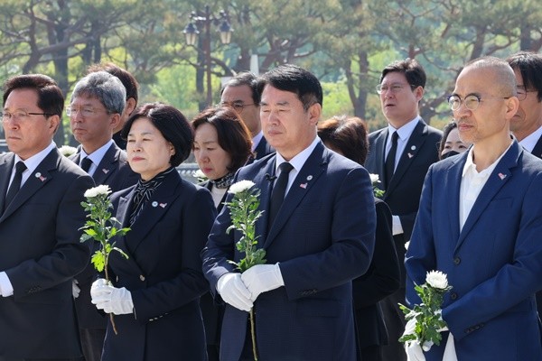 이정선 교육감을 비롯한 간부 공무원 35명이 7일 제45주년 5·18민주화운동을 앞두고 국립5·18민주묘지를 방문해 참배했다. 이정선 교육감과 교육청 간부 공무원이 희생자에 대해 헌화하고 있다. / 사진 광주광역시교육청