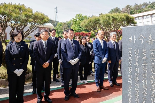 이정선 교육감을 비롯한 간부 공무원이 7일 전남여자상업고를 찾아 5·18 당시 희생된 고 박금희 학생의 추모비를 찾아 참배했다. / 사진 광주광역시교육청