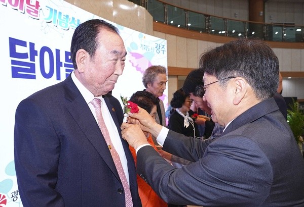 강기정 광주광역시장이 8일 오전 남구 빛고을노인건강타운에서 열린 '제53회 어버이날 기념식'에 참석해 어르신에게 카네이션을 달아 드리고 있다./광주광역시 제공