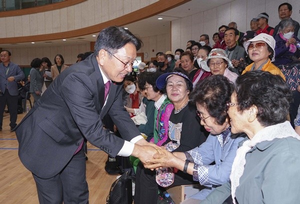 강기정 광주광역시장이 8일 오전 남구 빛고을노인건강타운에서 열린 '제53회 어버이날 기념식'에 참석해 어르신들과 인사를 나누고 있다./광주광역시 제공