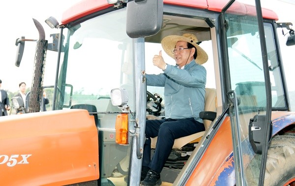 김영록 전라남도지사가 8일 영광 염산면 월평마을에서 열린 ‘주민주도 영농형 태양광 1단계(1MW) 발전단지 준공식’에서 트랙터로 영농 시연을 하고 있다.