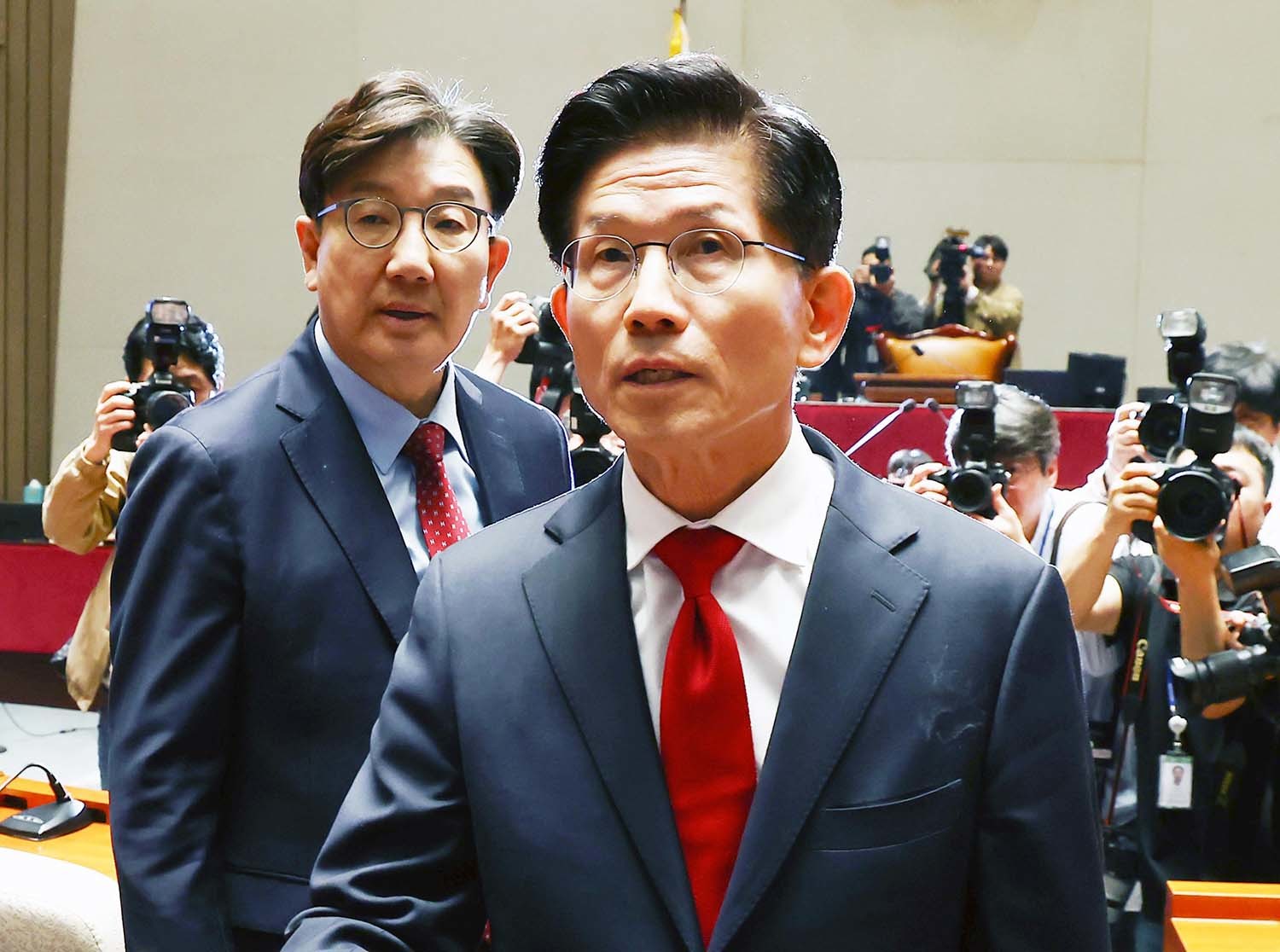 김문수 국민의힘 대통령 후보가 9일 오전 서울 여의도 국회에서 열린 의원총회에 참석한 뒤 나오고 있다. 왼쪽은 권성동 원내대표. / 뉴스1