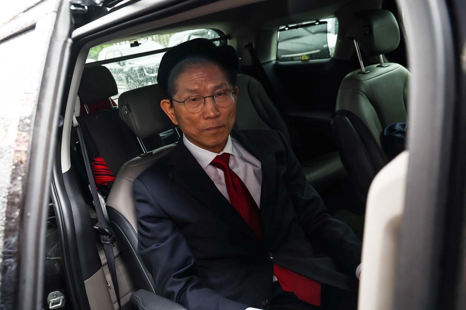 김문수 국민의힘 대통령 후보가 9일 오전 서울 여의도 국회에서 열린 의원총회를 마치고 차량에 올라 굳은 표정을 하고 있다. / 뉴스1