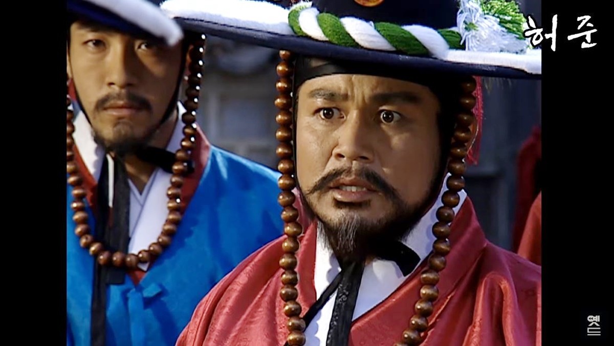 MBC 드라마 '허준'에 출연한 배우 정명환 모습. 시청자들에게 사랑받은 정명환이 지난 8일 자택에서 심근경색으로 세상을 떠난 것으로 전해졌다. 고인의 빈소는 서울 강동구에 있는 강동성심병원 장례식장 2호실에 마련됐다. 발인은 일요일인 오는 11일 오전 6시 30분아며 장지는 서울추모공원이다. 1963년생인 고인은 안양예고 졸업한 뒤 1986년 MBC 18기 공채 탤런트로 데뷔했다. / 유튜브 '옛드 : MBC 옛날 드라마'