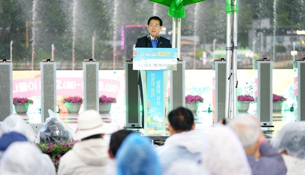 김영록 전라남도지사가 9일 장성 황룡강지방정원에서 열린 ‘2025 남도 K-가든 페스티벌 개막식’에 참석, 인사말을 하고 있다.