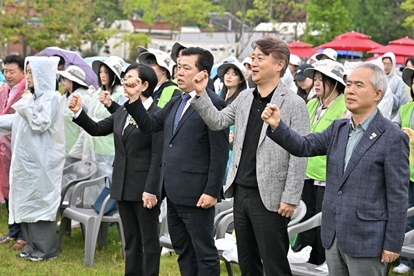 김이강 광주시 서구청장이 10일 서구 5·18역사공원에서 열린 '제3회 5·18기념 책갈피 그리기 대회'에서 참석자들과 임을 위한 행진곡을 제창하고 있다./광주시 서구 제공