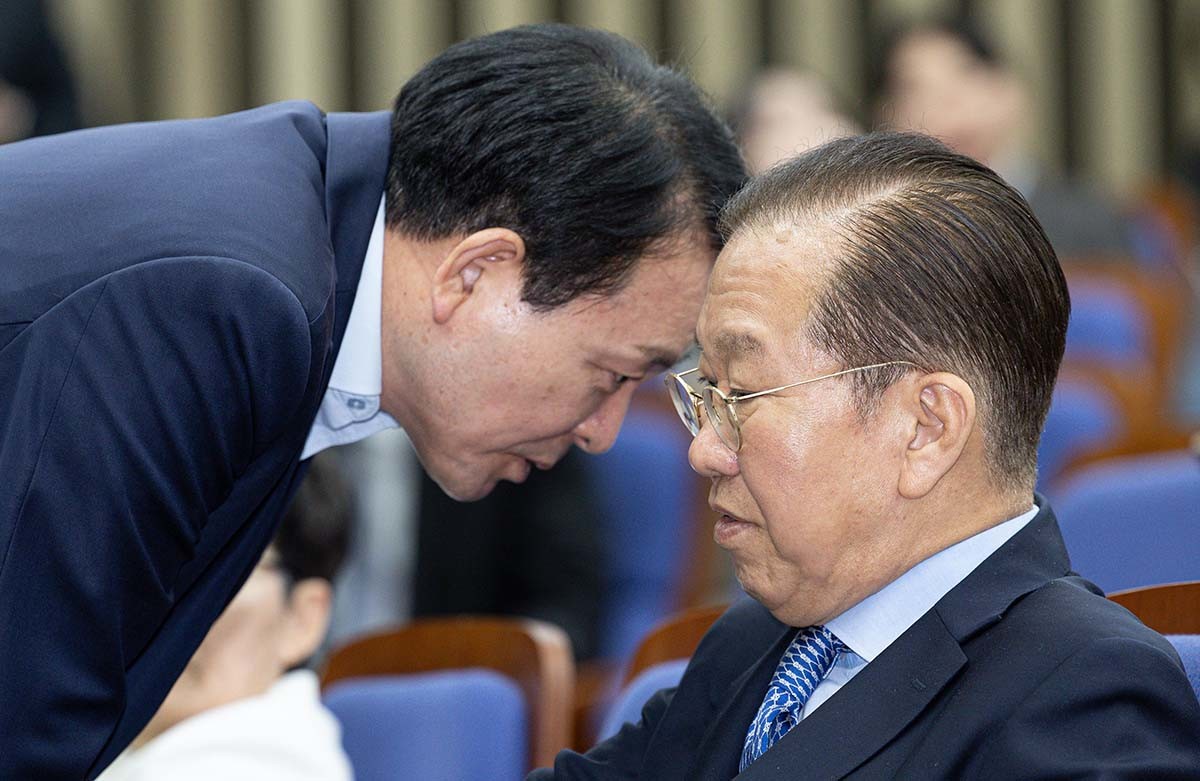 권영세 국민의힘 비상대책위원장과 성일종 의원이 8일 오후 서울 여의도 국회에서 열린 의원총회에서 대화를 하고 있다. / 뉴스1