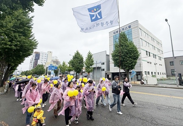 10일 '제3회 5·18 사적지 함께 걷기 축제'에서 참가자들이 걷기에 참여하고 있다/광주시교육청 제공