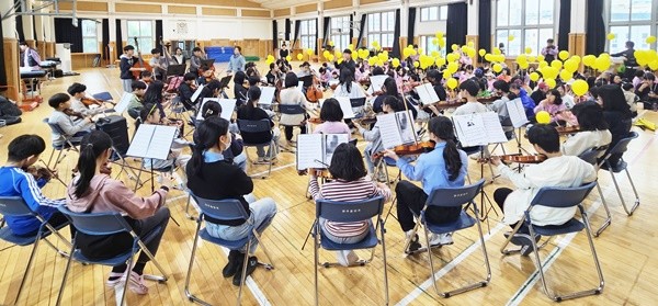 도착지 광주중앙초등학교 강당에서 광주 5·18청소년 오케스트라 공연/광주시교육청 제공