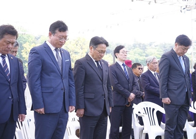강기정 광주광역시장이 11일 전북 정읍시 동학농민혁명기념공원에서 열린 ‘제131주년 동학농민혁명 기념식’에 참석해 묵념하고 있다./광주광역시 제공