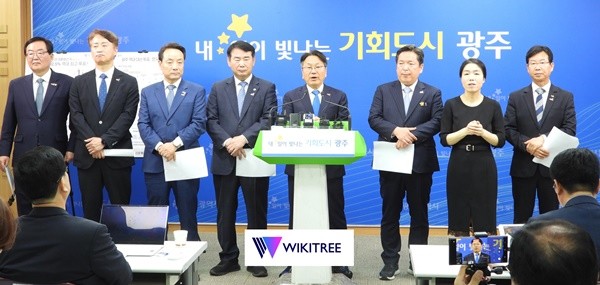 강기정 광주광역시장이 12일 오전 시청 브리핑실에서 이정선 교육감, 5개 구청장과 함께 제21대 대통령선거 투표 참여 운동 관련 기자회견을 하고 있다. / 노해섭 기자