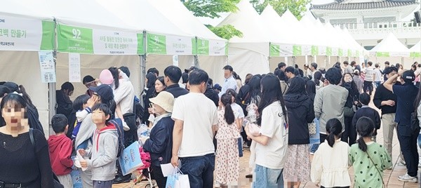 2025 전남과학축전 현장에 설치된 각 부스에 참관객들이 줄을 지어 기다리고 있다.