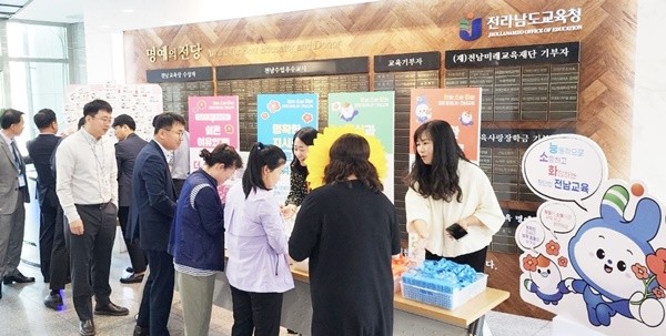 12일 청사 1층 로비에서 ‘능소화 피는 날’ 행사가 진행되고 있다.