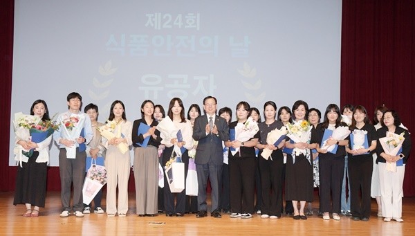 고광완 광주광역시 행정부시장이 14일 오후 시청 대회의실에서 열린 제24회 식품안전의 날 기념식에 참석해 식품안전관리 유공자에게 시상한 후 기념촬영을 하고 있다. /광주광역시 제공