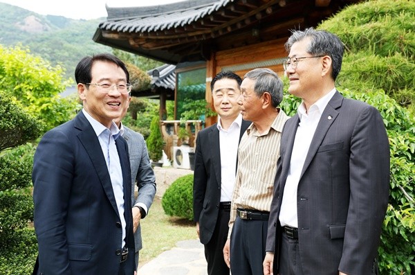 강진원 강진군수와 지방소멸대응 우수 사례인 강진 현장을 찾은 한국지방재정공제회 정선용 이사장이 의견을 교환하고 있다.