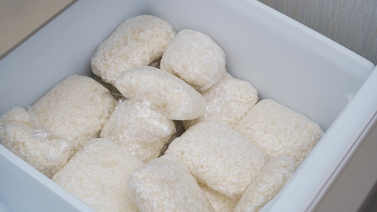 밥을 소분해 비닐봉지에 넣은 다음 냉동고에 넣은 모습 / aomas-shutterstock.com