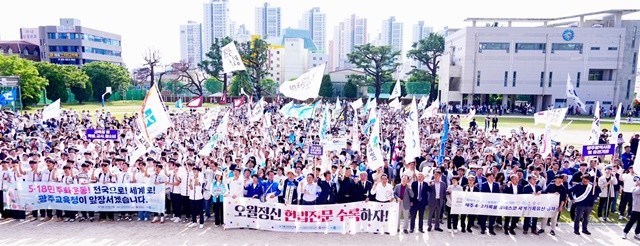 강기정 광주광역시장이 17일 오후 ‘민주평화대행진’ 출발지 가운데 한 곳인 광주고등학교에서 인사말을 하고 있다./광주광역시 제공