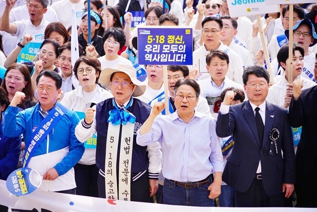 강기정 광주광역시장이 17일 오후 ‘민주평화대행진’ 출발지 가운데 한 곳인 광주고등학교에서 행진에 앞서 ‘임을 위한 행진곡’ 제창을 하고 있다./광주광역시 제공